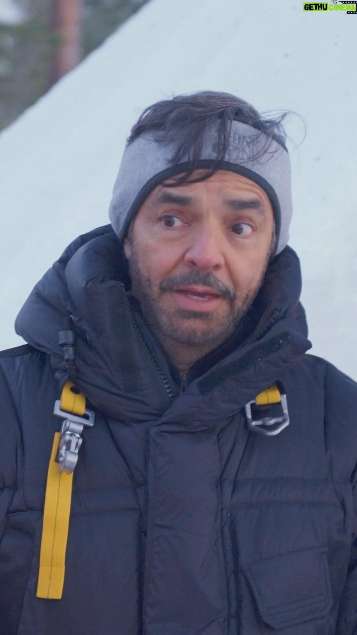 Eugenio Derbez Instagram - 🚨AVISO🚨 Nadie resultó herido en esta aventura por el Polo Norte. // 🚨WARNING 🚨 Nobody got hurt in this adventure around the North Pole. #DeViajeConLosDerbez solo en @primevideomx 🇲🇽🌎 y @vix 🇺🇸🇵🇷