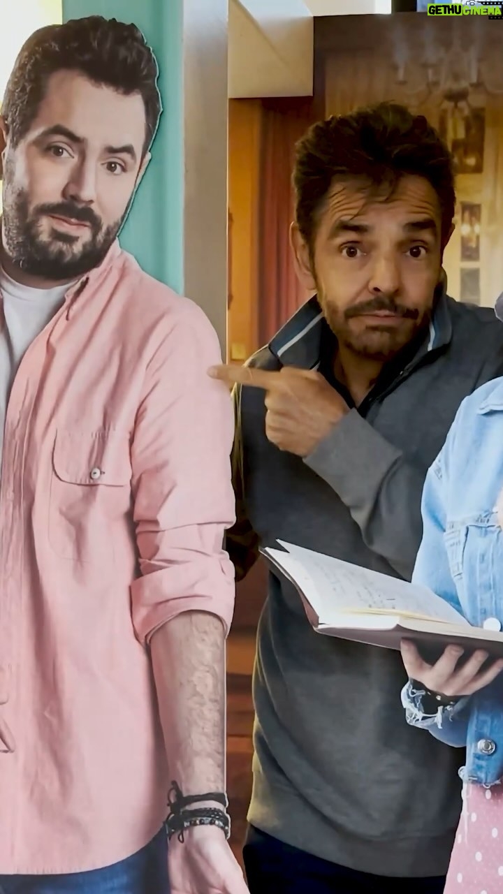 Eugenio Derbez Instagram - Sin trabajo, sin dinero y sin vergüenza… definitivamente @jose_eduardo92 es #elroomie. Mañana en cines!!!