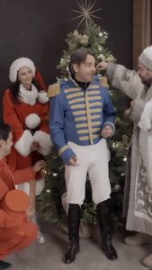 Eugenio Derbez Instagram - Cuando ponemos el árbol de Navidad!🎄 You guys are unbelieveable! #DeViajeConLosDerbez #NuevaTemporada solo en @primevideomx 🇲🇽🌎 y @vix 🇺🇸🇵🇷