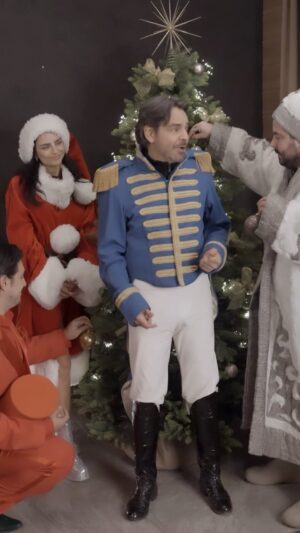Eugenio Derbez Instagram - Cuando ponemos el árbol de Navidad!🎄 

You guys are unbelieveable! 

#DeViajeConLosDerbez #NuevaTemporada solo en @primevideomx 🇲🇽🌎 y @vix 🇺🇸🇵🇷