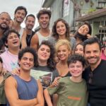 Eugenio Derbez Instagram – We here at @3pas_studios are thrilled for you all to see our upcoming new season of ACAPULCO on @AppleTV, but first, I would like to personally thank the Government of Jalisco @GobiernoJalisco and the Filma Jalisco Program @FilmaJalisco for selecting our production to be the first to receive the new #CashRebateJalisco. With their generous support and recognition, we were able to expand the scope of our storytelling while also creating jobs and generating new business. Over three seasons, our cast and crew have become a huge family, working seamlessly while shooting in some of the most beautiful parts of Jalisco. This partnership makes our Las Colinas hotel feel even more like a home. Stay tuned! #FilmaJalisco #AcapulcoTv @aeejalisco @secretariaturismo_jalisco @lionsgatetv @sinsentidofilms @tbaumco
En 3Pas Studios estamos muy emocionados de que todos ustedes vean la nueva temporada de ACAPULCO en @AppleTV, pero primero, nos gustaría agradecer personalmente al Gobierno de Jalisco @GobiernoJalisco y al Programa Filma Jalisco @FilmaJalisco por seleccionar nuestra producción para ser la primera en recibir el nuevo #CashRebateJalisco. Con su generoso apoyo y reconocimiento, pudimos ampliar el alcance de nuestra historia y al mismo tiempo crear empleos y generar nuevos negocios. A lo largo de tres temporadas, nuestro cast y equipo nos hemos convertido en una gran familia, mientras filmamos en los lugares más hermosos de Jalisco. Gracias a esta asociación, nuestro hotel de Las Colinas se siente aún más como un hogar. ¡Nos vemos pronto! #FilmaJalisco #CashRebateJalisco #AcapulcoTv #FilmaJalisco #AcapulcoTv @aeejalisco @secretariaturismo_jalisco #lionsgateTV @lionsgatetv @sinsentidofilms @tbaumco
