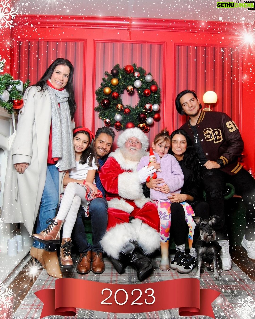 Eugenio Derbez Instagram - De nuestros corazones a los suyos, ¡muy feliz Navidad! Que lluevan bendiciones sobre sus hogares, que siempre tengan alguien a quien abrazar y que les sobren razones para agradecer. ¡Felices Fiestas! ♥️♥️♥️✨✨✨🥰🥰🥰🌟🌟🌟 Nos hiciste falta Darkettoooooo @jose_eduardo92 Te amamos!