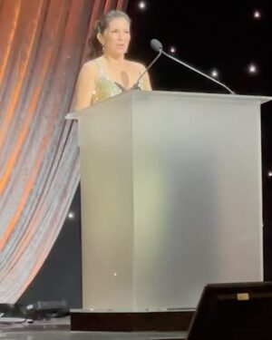 Eugenio Derbez Instagram - I’m very happy and honored that my wife @alexrosaldo gave me the #IconAward at the #VoiceArtsAwardsGala.

I chose her to present the award, like I chose her 17 years ago. 💍

Me siento muy feliz y honrado de que haya sido mi esposa quien me entregó ayer el premio #IconAward en la #VoiceArtsAwardsGala

Entre distintas opciones, la elegí para que me diera el premio… como hace 17 años también la elegí. 💍