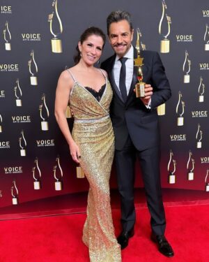 Eugenio Derbez Instagram - I’m very happy and honored that my wife @alexrosaldo gave me the #IconAward at the #VoiceArtsAwardsGala.

I chose her to present the award, like I chose her 17 years ago. 💍

Me siento muy feliz y honrado de que haya sido mi esposa quien me entregó ayer el premio #IconAward en la #VoiceArtsAwardsGala

Entre distintas opciones, la elegí para que me diera el premio… como hace 17 años también la elegí. 💍