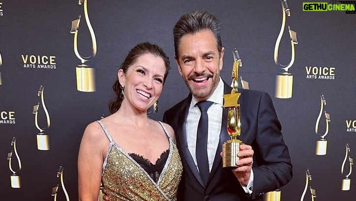 Eugenio Derbez Instagram - “I’m honored and grateful to receive this award. I’m just relieved they haven’t heard me sing; they’d probably change their minds, but it’s too late now!” #IconAward #VoiceArtsAwardsGala Ya son más de 15 personajes icónicos a los que he doblado en películas. 🙌🏻 @societyvoicearts @alexrosaldo