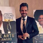 Eugenio Derbez Instagram - “I’m honored and grateful to receive this award. I’m just relieved they haven’t heard me sing; they’d probably change their minds, but it’s too late now!” #IconAward #VoiceArtsAwardsGala Ya son más de 15 personajes icónicos a los que he doblado en películas. 🙌🏻 @societyvoicearts @alexrosaldo