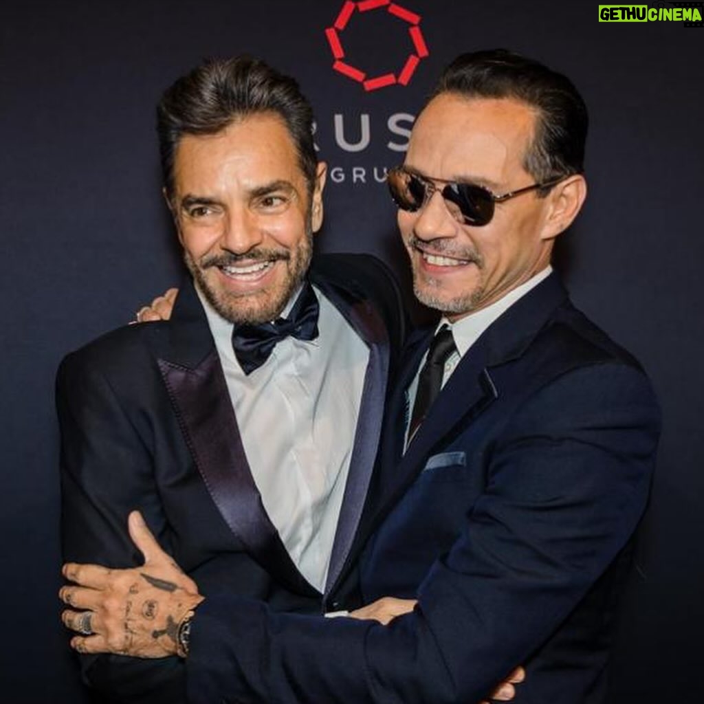 Eugenio Derbez Instagram - Thank you @marcanthony for honoring me and @radicalthemovie with the @maestrocares #VoiceOfChange award 🙌🏻 #changinglivesbuildingdreams New York City
