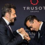Eugenio Derbez Instagram - Thank you @marcanthony for honoring me and @radicalthemovie with the @maestrocares #VoiceOfChange award 🙌🏻 #changinglivesbuildingdreams New York City