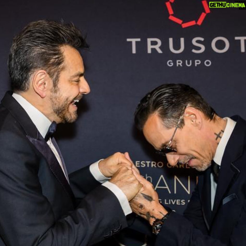Eugenio Derbez Instagram - Thank you @marcanthony for honoring me and @radicalthemovie with the @maestrocares #VoiceOfChange award 🙌🏻 #changinglivesbuildingdreams New York City