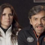 Eugenio Derbez Instagram - Soy el mejor marido, siempre sorprendo a @alexrosaldo // I am always surprising my wife. #besthusbandever #DeViajeConLosDerbez HOY #NuevaTemporada solo en @primevideomx 🇲🇽🌎 y @vix 🇺🇸🇵🇷