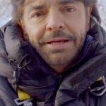 Eugenio Derbez Instagram - Aquí hay mano Santa. 🚨3 días para el estreno🚨 // There is a lucky Santa’s foot here. #DeViajeConLosDerbez #NuevaTemporada 24 de noviembre solo en @primevideomx 🇲🇽🌎 y @vix 🇺🇸🇵🇷