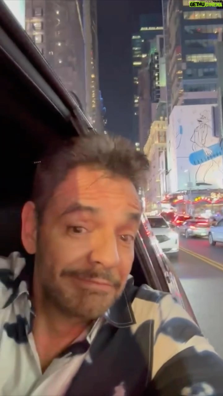 Eugenio Derbez Instagram - Visiting movie theaters in NY on the opening weekend of @radicalthemovie . 🗽 Visitando cines en Nueva York por el estreno de Radical en USA.