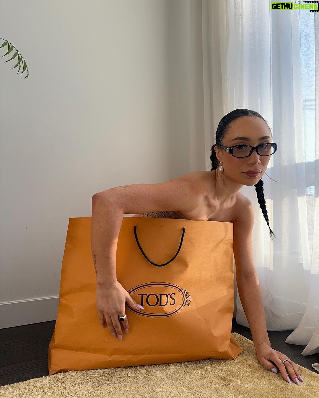 Eva Marisol Gutowski Instagram - They said “it’s in the bag”, and i took that literally 👜🤨