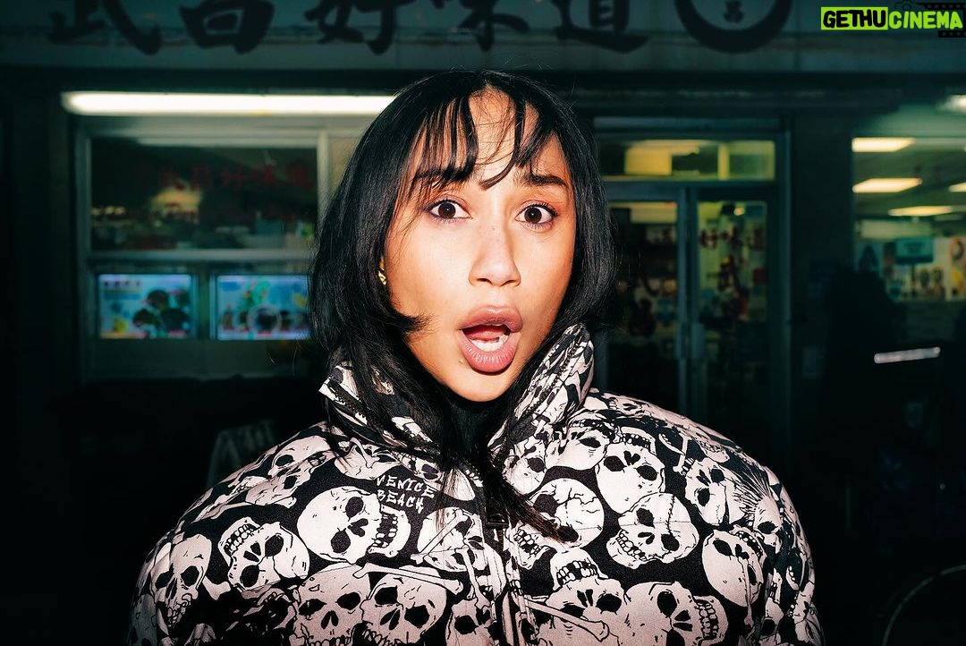 Eva Marisol Gutowski Instagram - You think you’d get in trouble for breaking holes in all the storefront fish tanks and returning the fish to the ocean, Nemo style? Asking for a friend clearly. 🐟