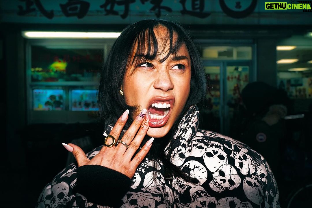 Eva Marisol Gutowski Instagram - You think you’d get in trouble for breaking holes in all the storefront fish tanks and returning the fish to the ocean, Nemo style? Asking for a friend clearly. 🐟