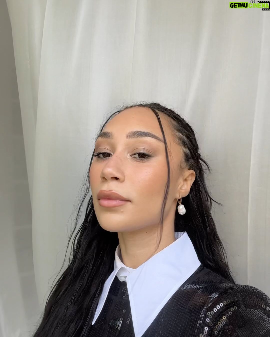 Eva Marisol Gutowski Instagram - Do we think the French pigeons and nyc pigeons would get along or get cliquey and establish hierarchy… 🐦 Paris, France