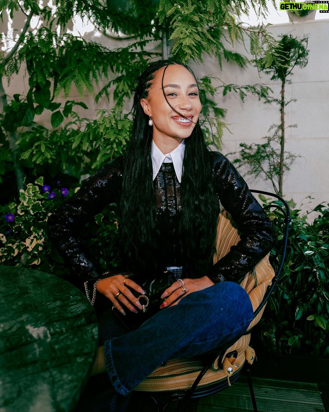 Eva Marisol Gutowski Instagram - Do we think the French pigeons and nyc pigeons would get along or get cliquey and establish hierarchy… 🐦 Paris, France