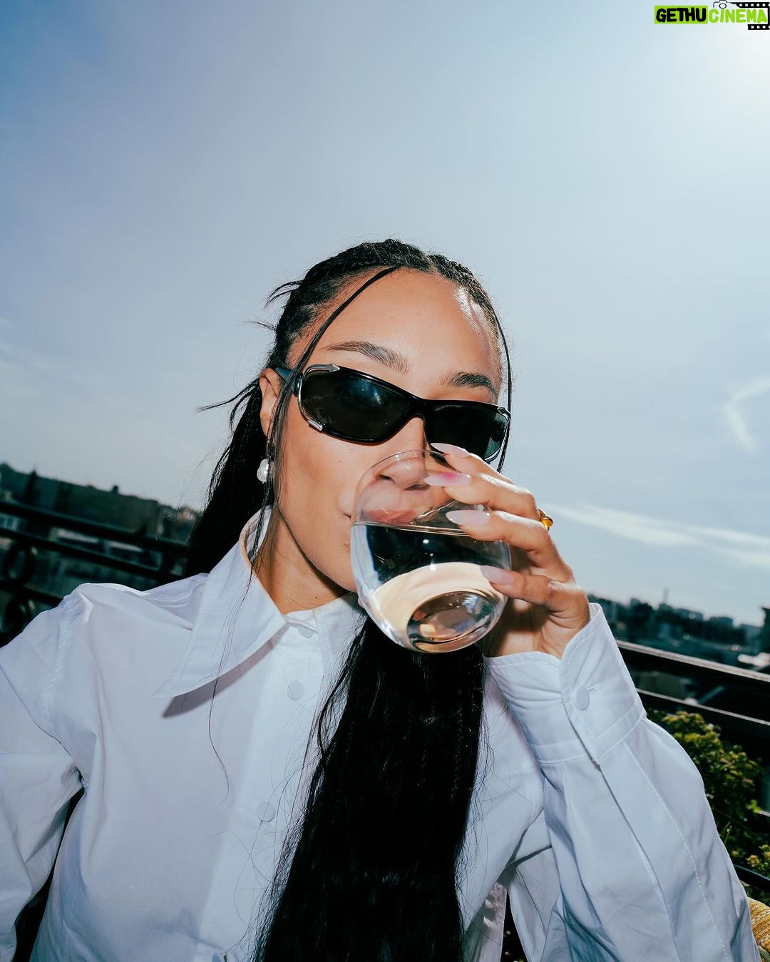Eva Marisol Gutowski Instagram - Do we think the French pigeons and nyc pigeons would get along or get cliquey and establish hierarchy… 🐦 Paris, France