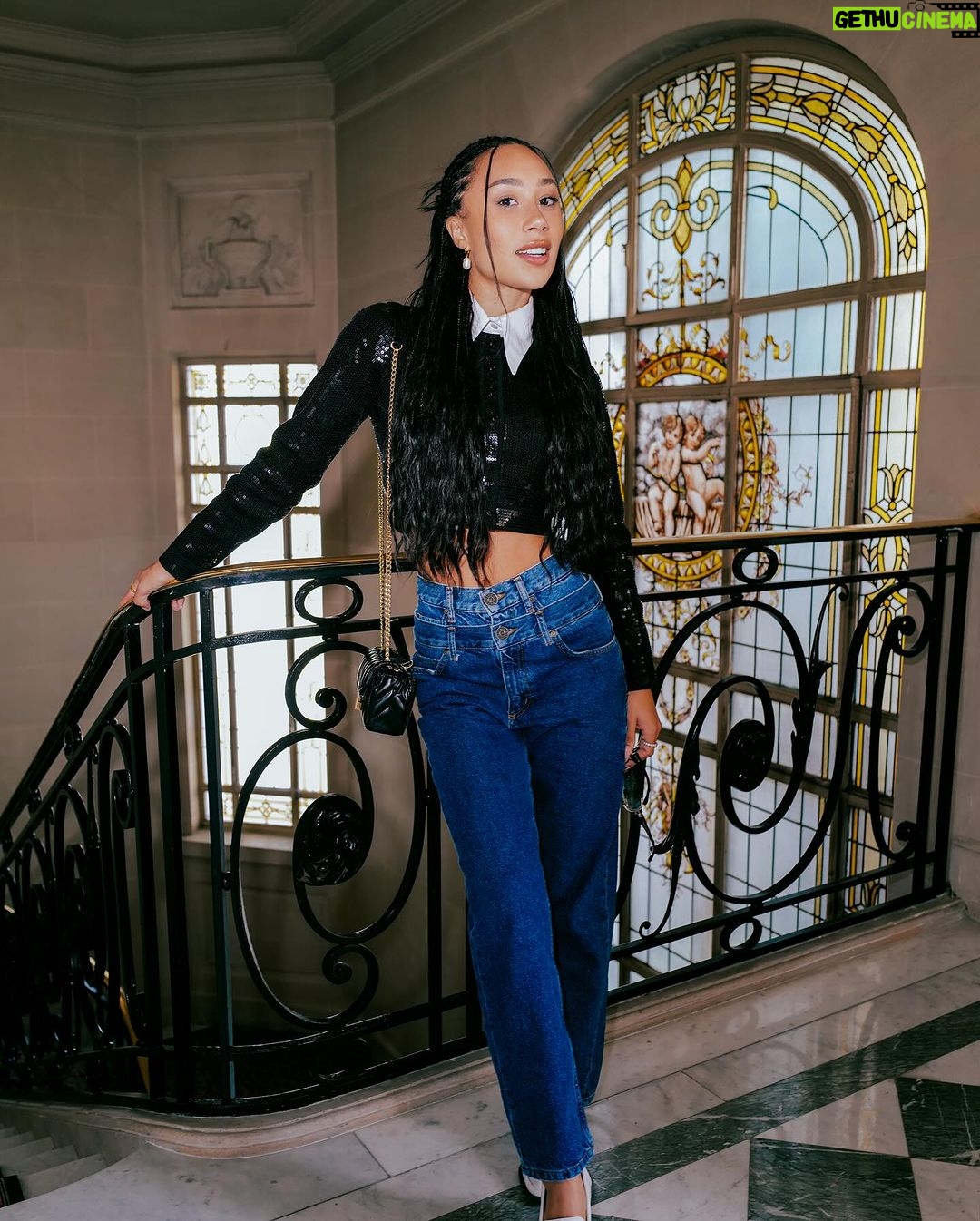 Eva Marisol Gutowski Instagram - Do we think the French pigeons and nyc pigeons would get along or get cliquey and establish hierarchy… 🐦 Paris, France