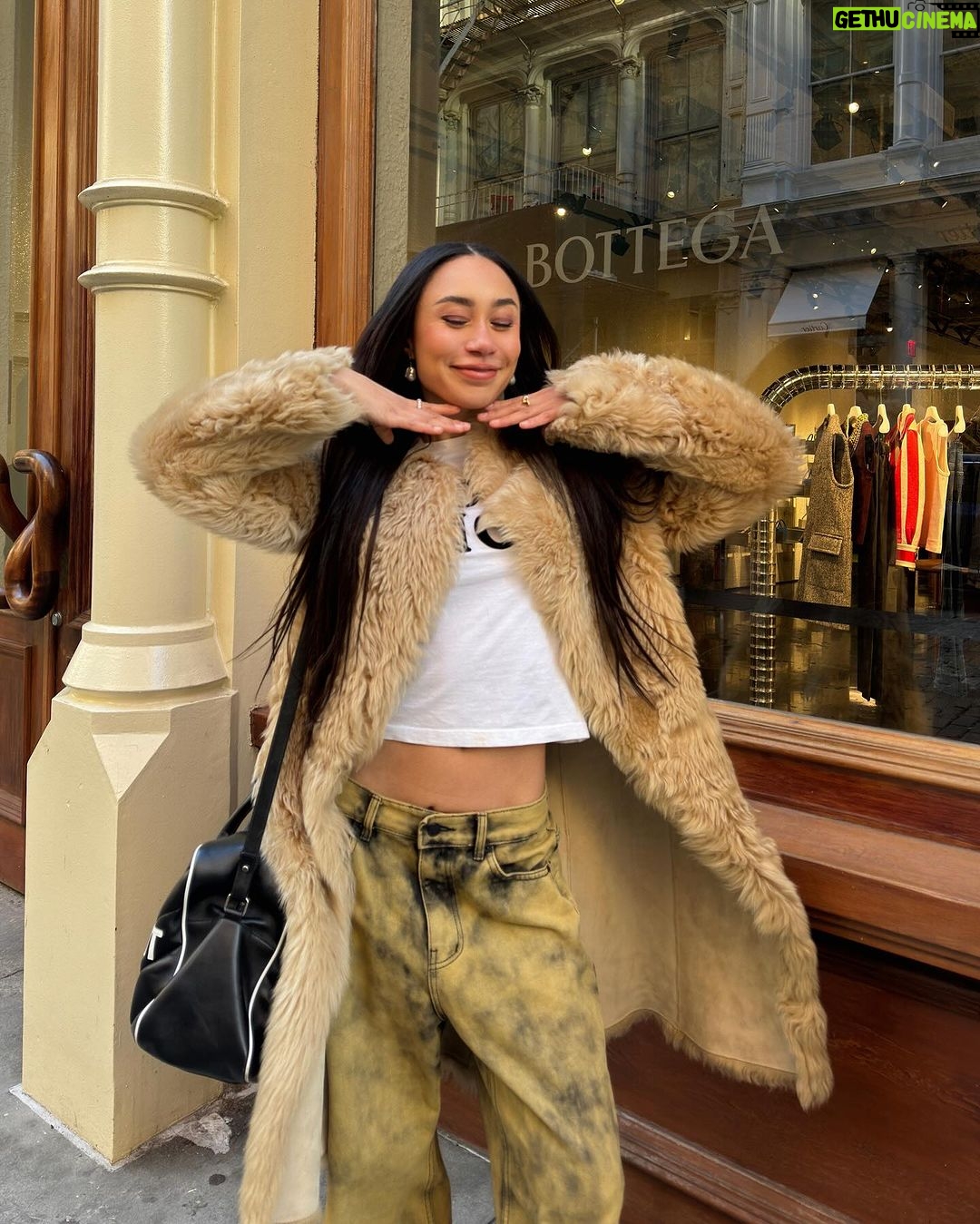 Eva Marisol Gutowski Instagram - Alexa, play summer by Calvin Harris, but the distorted bass boosted version 😌🎧🔊