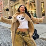 Eva Marisol Gutowski Instagram - Alexa, play summer by Calvin Harris, but the distorted bass boosted version 😌🎧🔊