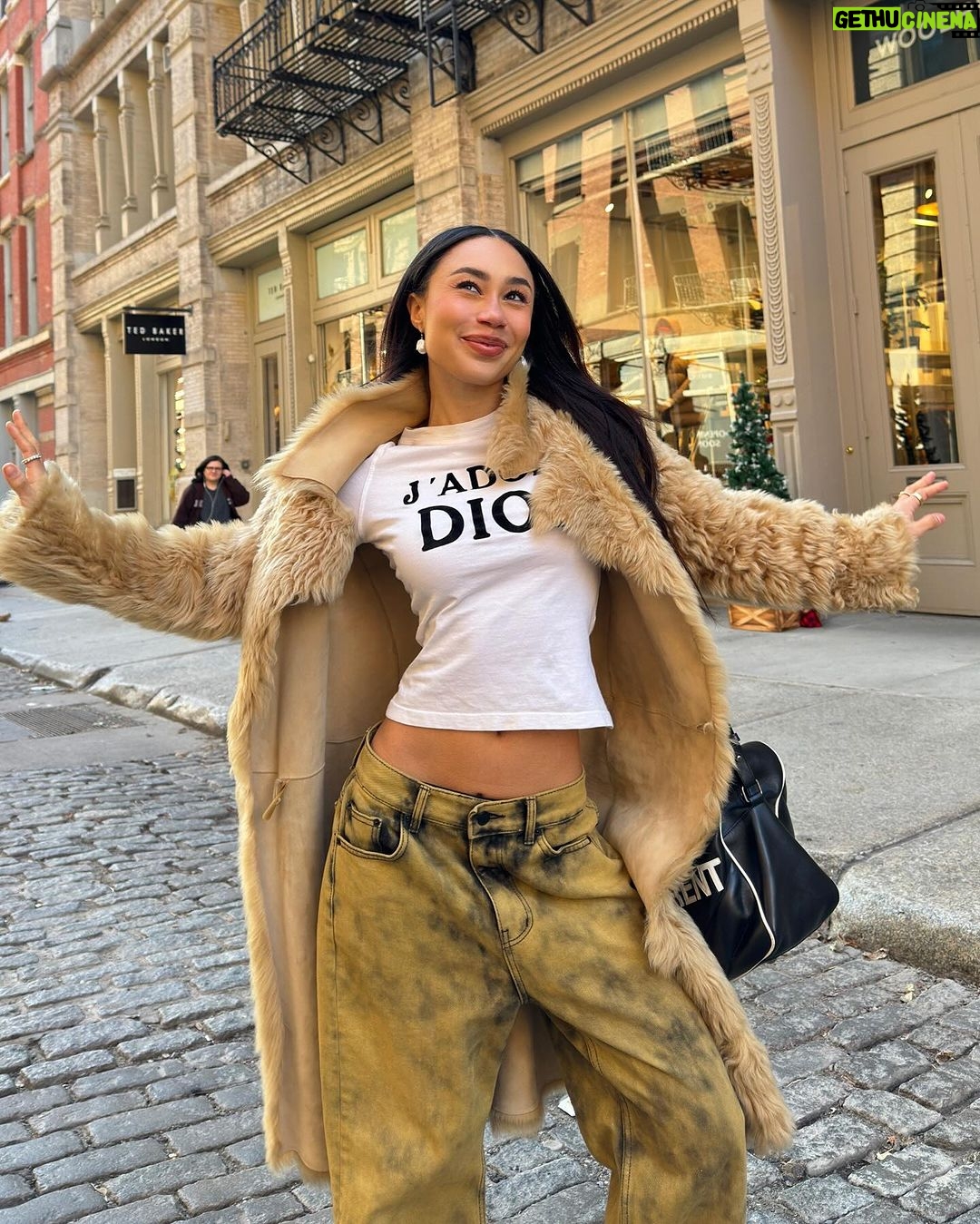 Eva Marisol Gutowski Instagram - Alexa, play summer by Calvin Harris, but the distorted bass boosted version 😌🎧🔊