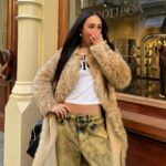 Eva Marisol Gutowski Instagram - Alexa, play summer by Calvin Harris, but the distorted bass boosted version 😌🎧🔊