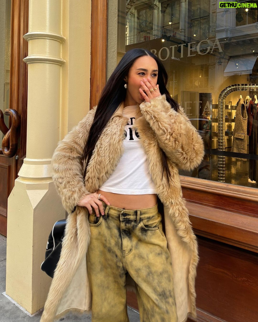 Eva Marisol Gutowski Instagram - Alexa, play summer by Calvin Harris, but the distorted bass boosted version 😌🎧🔊