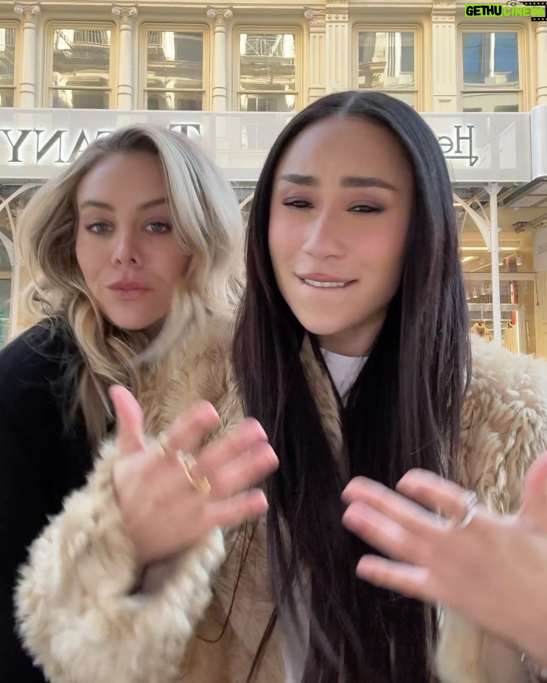 Eva Marisol Gutowski Instagram - Alexa, play summer by Calvin Harris, but the distorted bass boosted version 😌🎧🔊