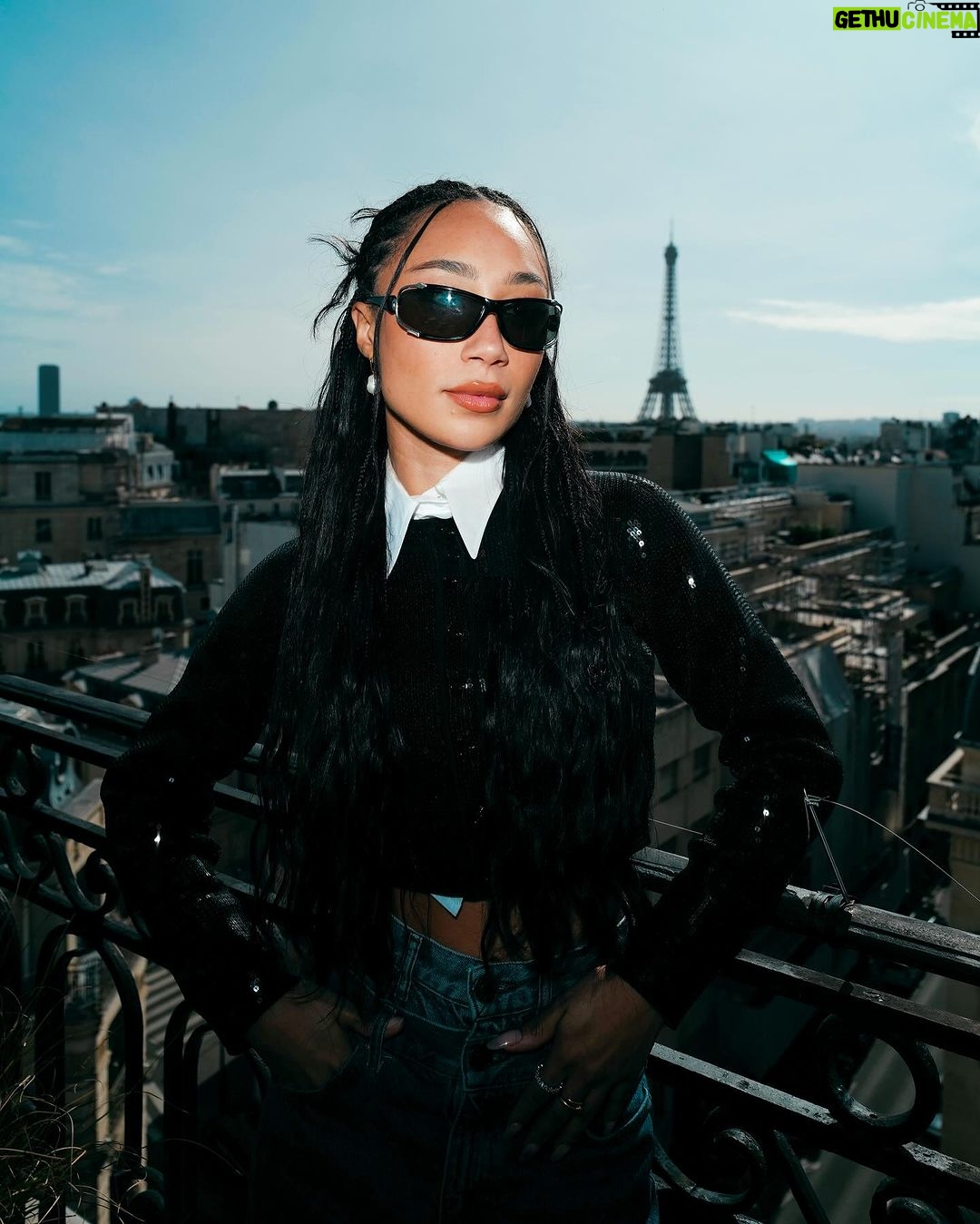 Eva Marisol Gutowski Instagram - Do we think the French pigeons and nyc pigeons would get along or get cliquey and establish hierarchy… 🐦 Paris, France