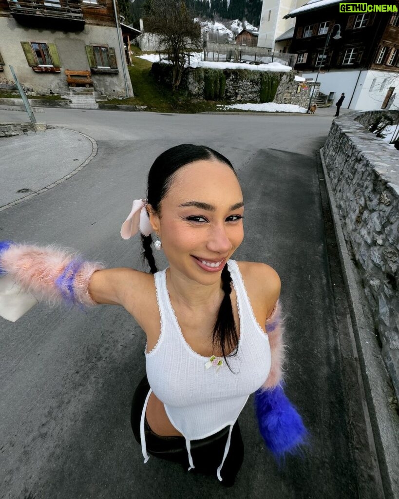 Eva Marisol Gutowski Instagram - You can call but i don’t think you’ll reach me 🤷🏽‍♀️ Flims-Laax Switzerland