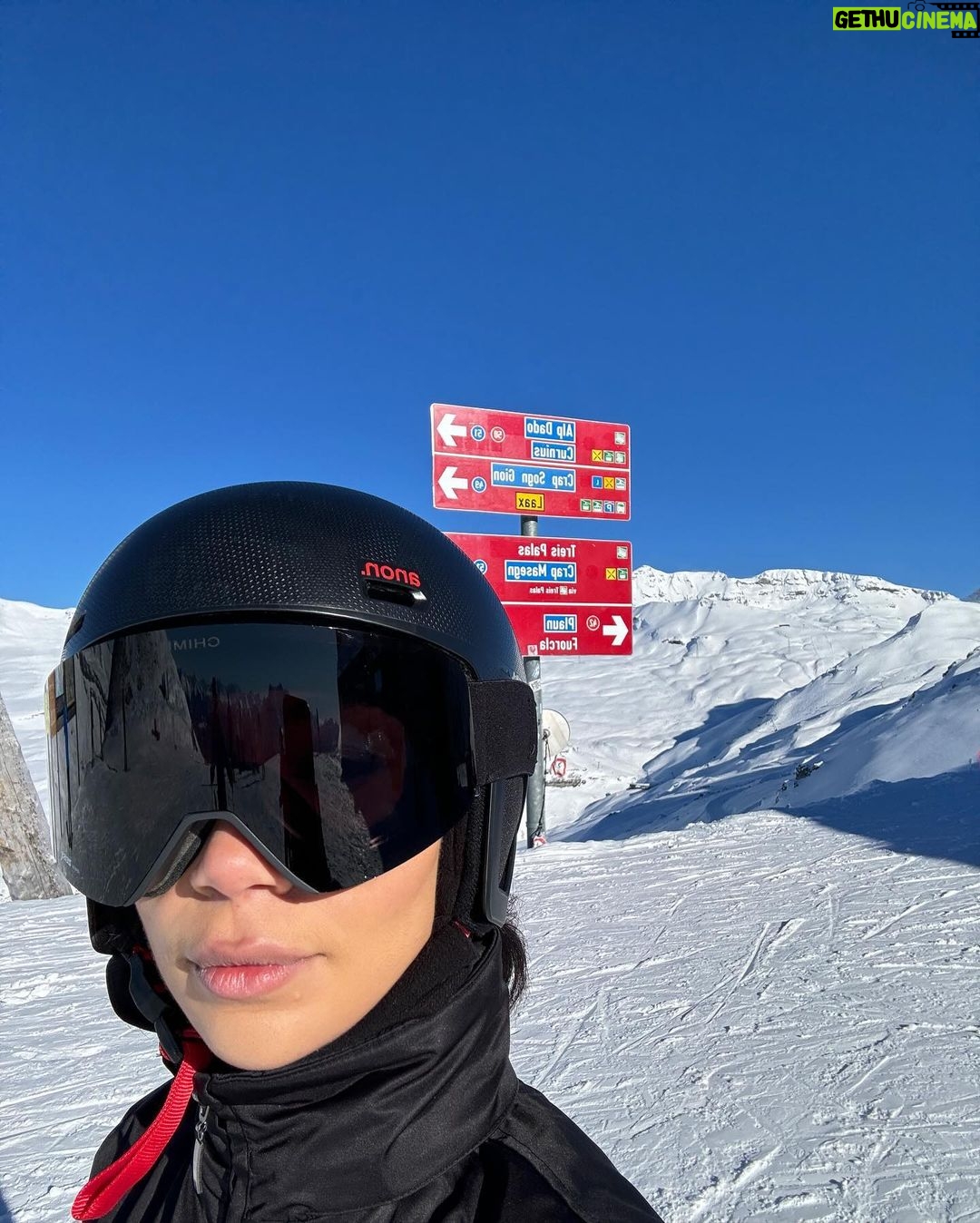 Eva Marisol Gutowski Instagram - Vibe check ❄️ The guy in the last slide is who i aim to be in 40 more years… also just realized he’s dressed exactly like this emoji? 🏂😭🥂