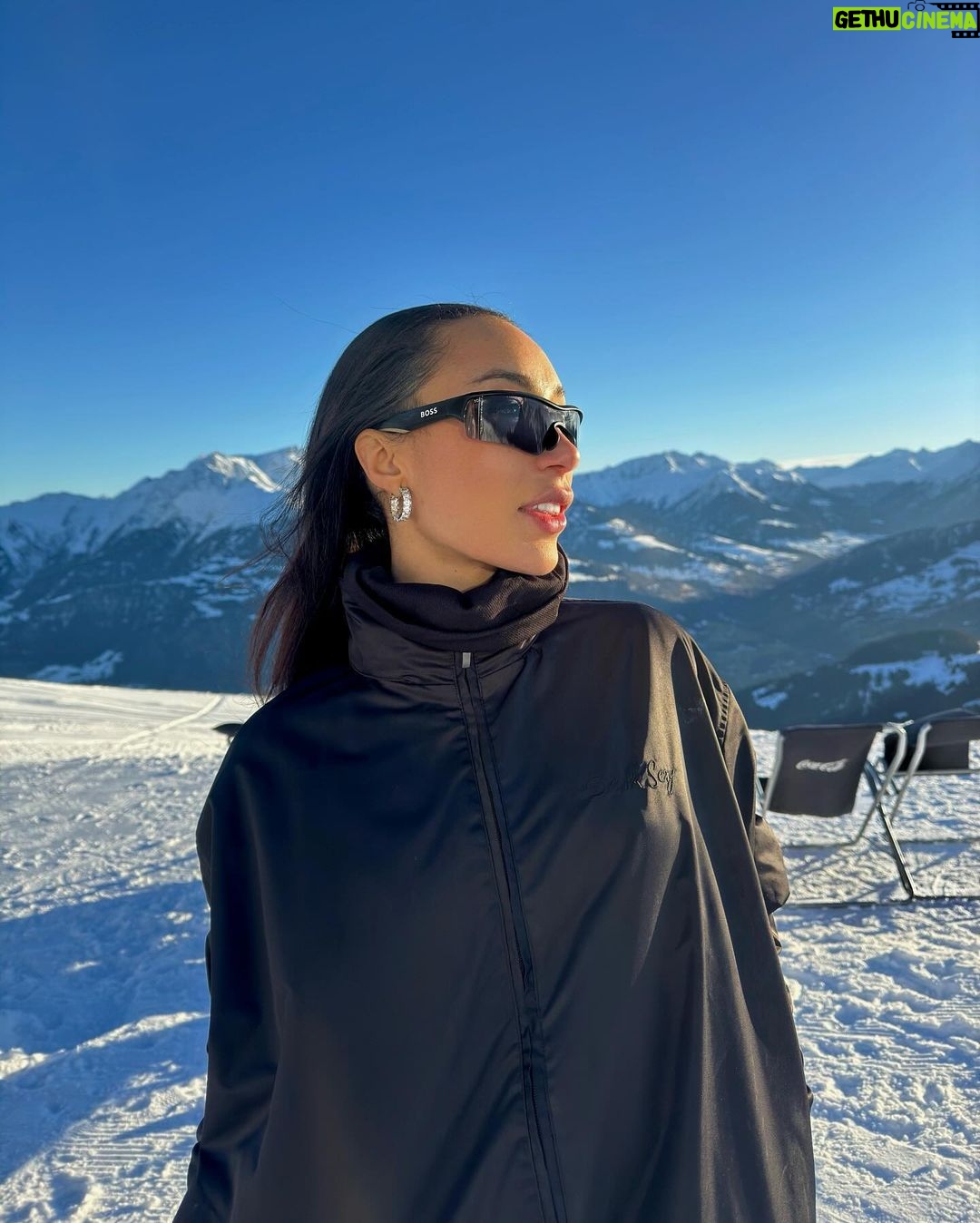 Eva Marisol Gutowski Instagram - Vibe check ❄️ The guy in the last slide is who i aim to be in 40 more years… also just realized he’s dressed exactly like this emoji? 🏂😭🥂