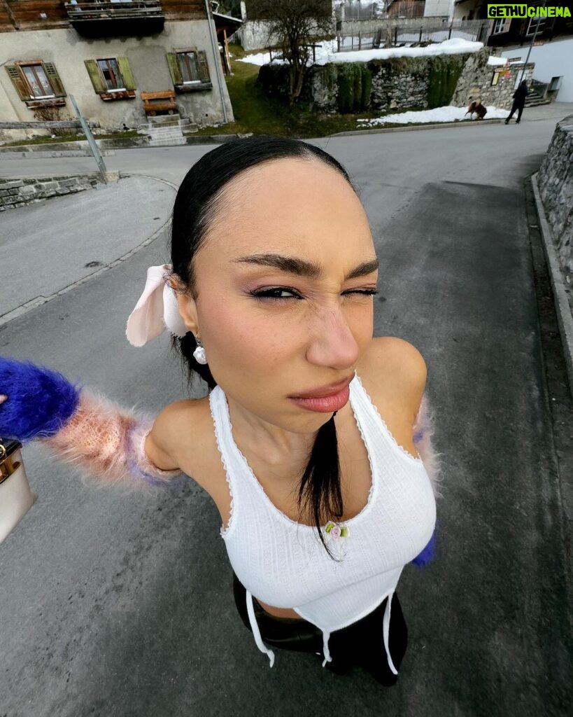 Eva Marisol Gutowski Instagram - You can call but i don’t think you’ll reach me 🤷🏽‍♀️ Flims-Laax Switzerland