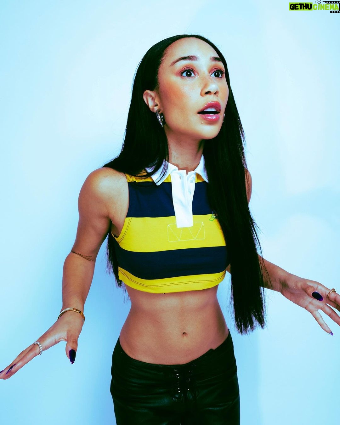 Eva Marisol Gutowski Instagram - You gotta swipe to the end if you want a cute photo of Hanalei, i don’t make the rules. 🐝