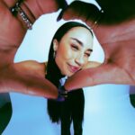 Eva Marisol Gutowski Instagram - You gotta swipe to the end if you want a cute photo of Hanalei, i don’t make the rules. 🐝