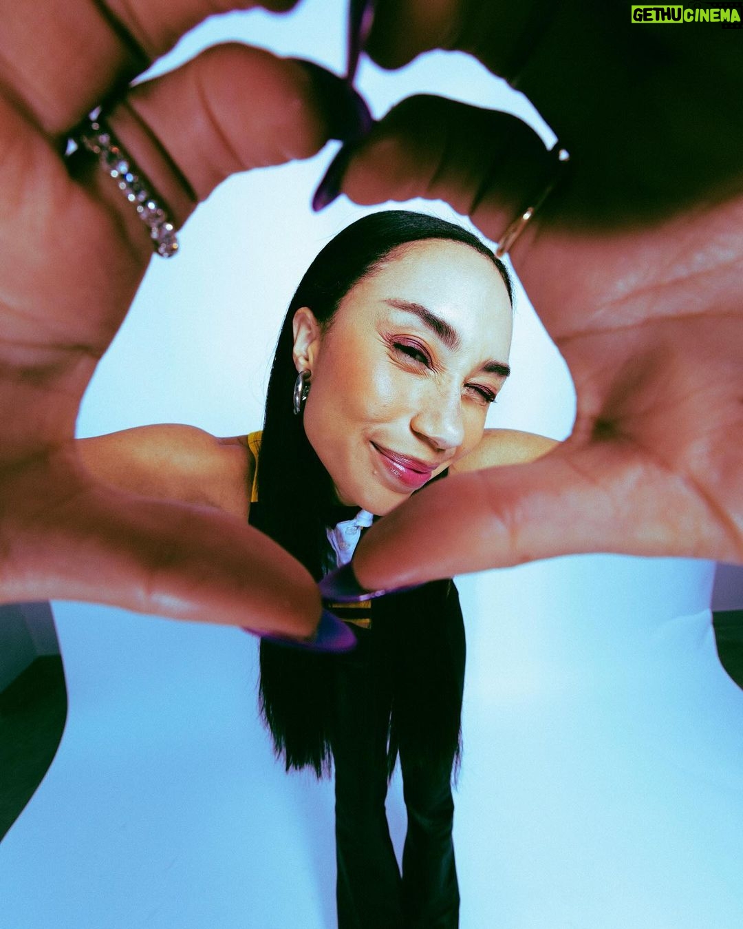 Eva Marisol Gutowski Instagram - You gotta swipe to the end if you want a cute photo of Hanalei, i don’t make the rules. 🐝