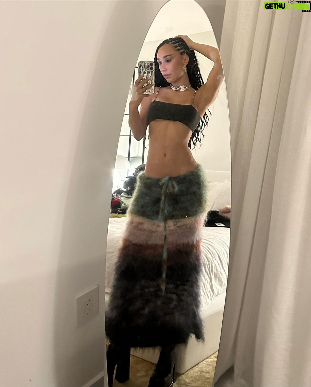 Eva Marisol Gutowski Instagram - Alexa, please blast pursuit by gesaffelstein on full volume.