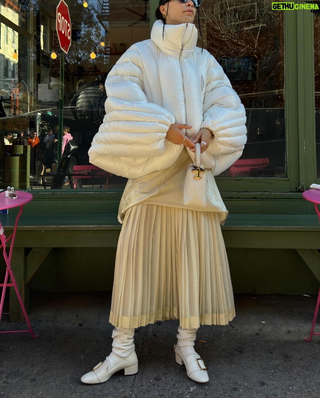 Eva Marisol Gutowski Instagram - And suddenly it was cold again 🤎🧣