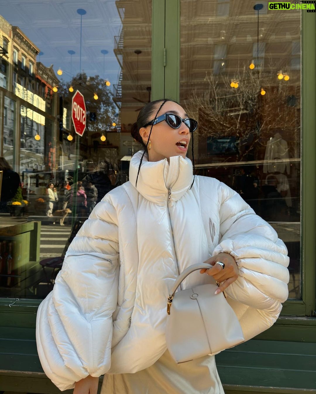 Eva Marisol Gutowski Instagram - And suddenly it was cold again 🤎🧣