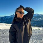 Eva Marisol Gutowski Instagram - Vibe check ❄️ The guy in the last slide is who i aim to be in 40 more years… also just realized he’s dressed exactly like this emoji? 🏂😭🥂