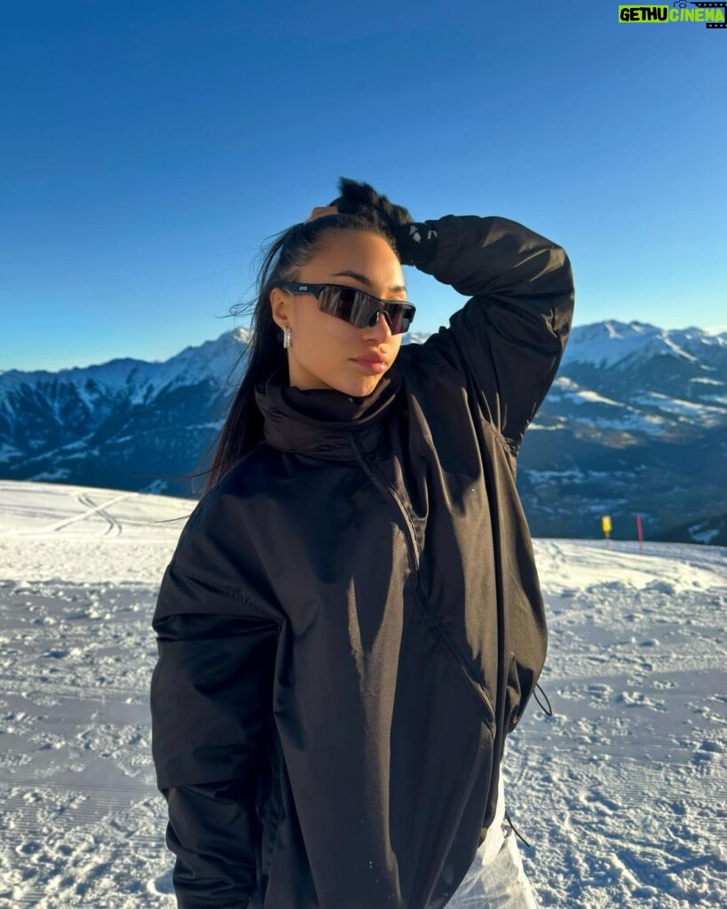 Eva Marisol Gutowski Instagram - Vibe check ❄️ The guy in the last slide is who i aim to be in 40 more years… also just realized he’s dressed exactly like this emoji? 🏂😭🥂