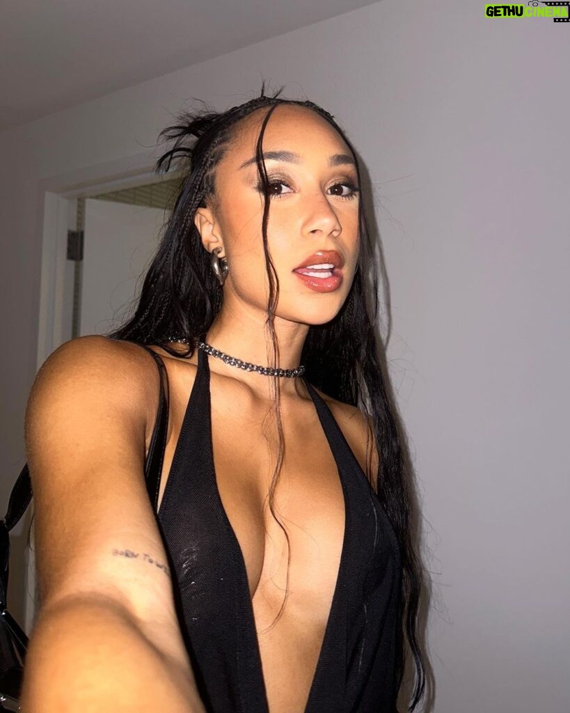 Eva Marisol Gutowski Instagram - This is the only time you’ll ever see me use my butt crack as an accessory 😶‍🌫️