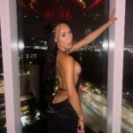 Eva Marisol Gutowski Instagram - This is the only time you’ll ever see me use my butt crack as an accessory 😶‍🌫️