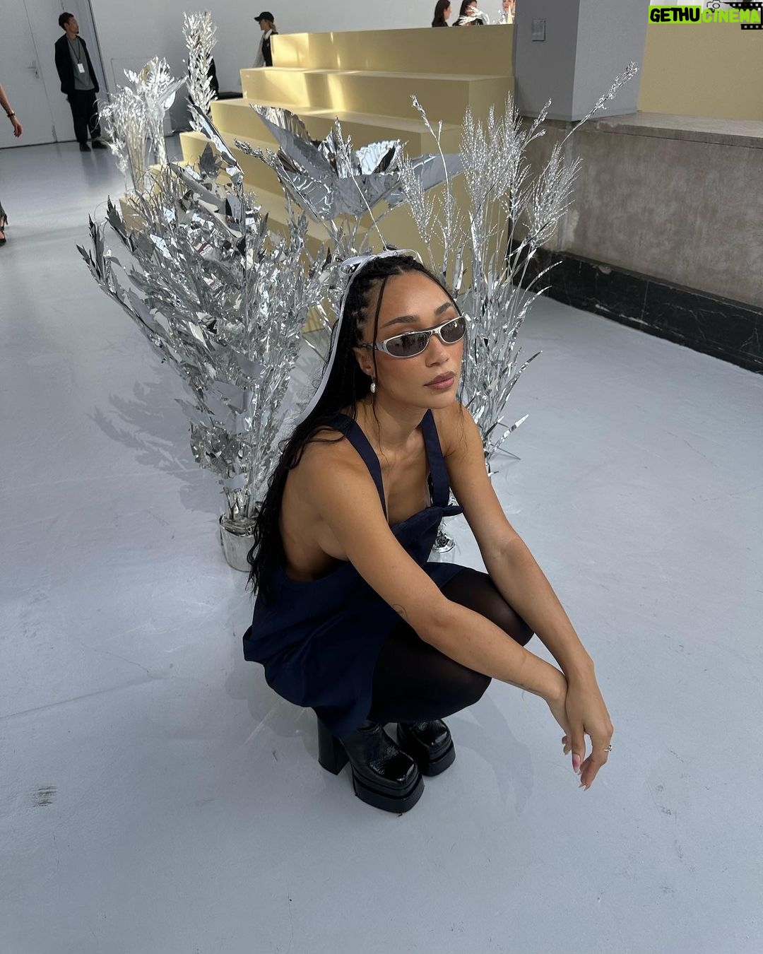 Eva Marisol Gutowski Instagram - A very fashionable dumpy 🫶❤️ thinking of dropping my favorite festival edits i made for Finland on SoundCloud this week, would y’all want that?! 👽 Paris, France