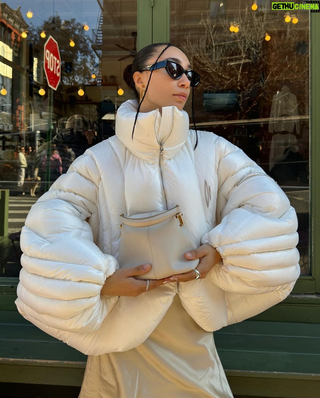 Eva Marisol Gutowski Instagram - And suddenly it was cold again 🤎🧣