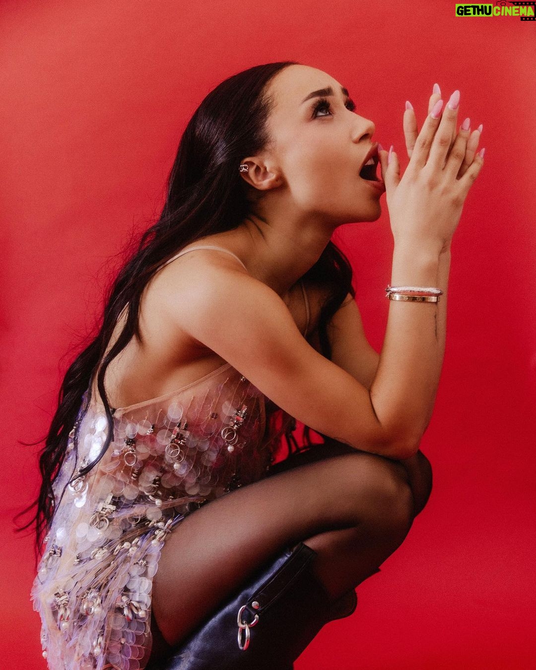 Eva Marisol Gutowski Instagram - Me for the cover of Vingt Sept September 🥊 Talking about music, my favorite MyLifeAsEva eras, mental health and more 🫶 Photographer: Elizabeth Weinberg Styling: Tabitha Sanchez Hair: George Fragkioudakis Makeup: Kimberli Williams Editor: Jheanelle Feanny Film: Olav Stubberud @vingtseptmagazine