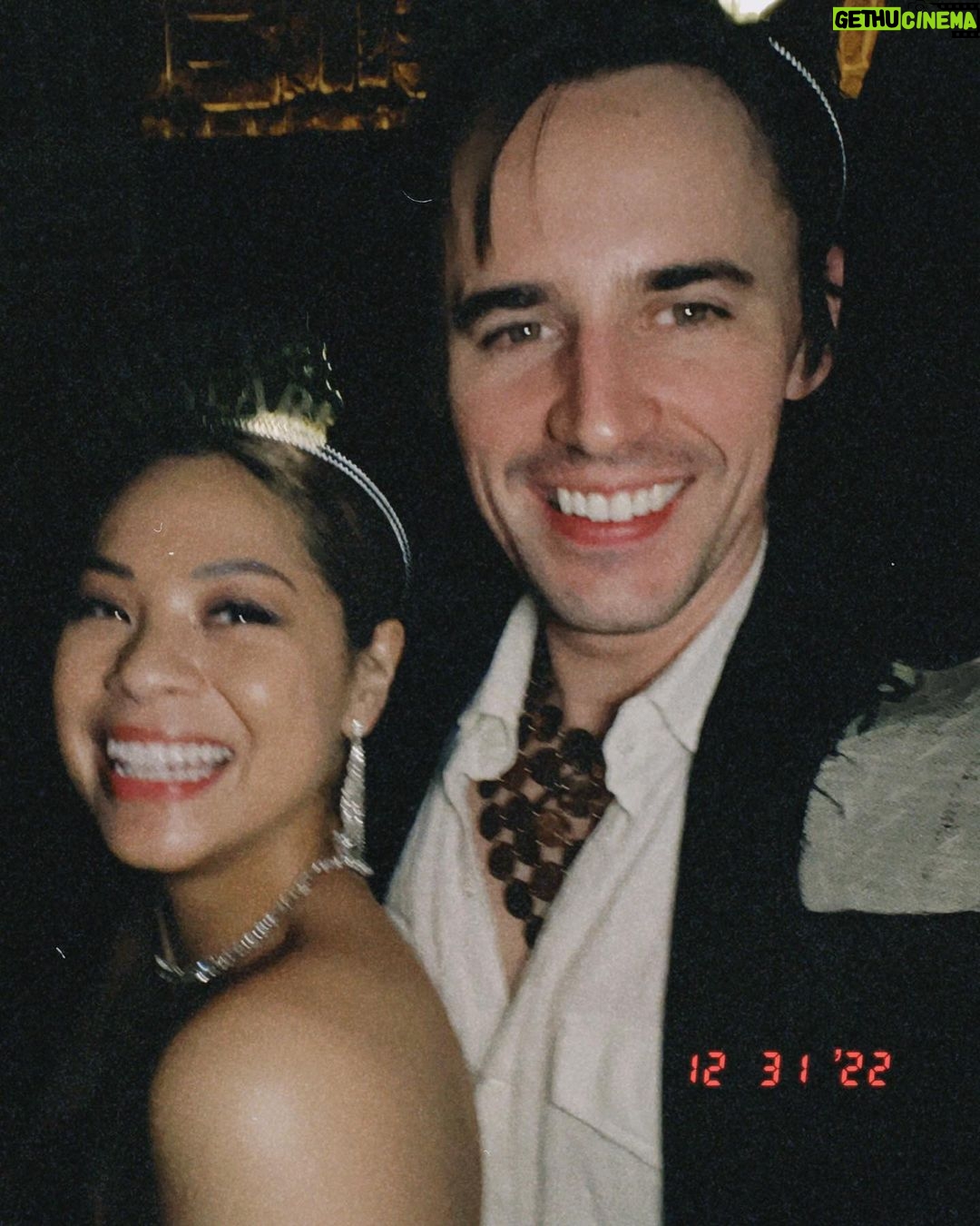 Eva Noblezada Instagram - πͺ©π«Άπ½π―οΈπ¦π€ A happy New Year to you all ππ½