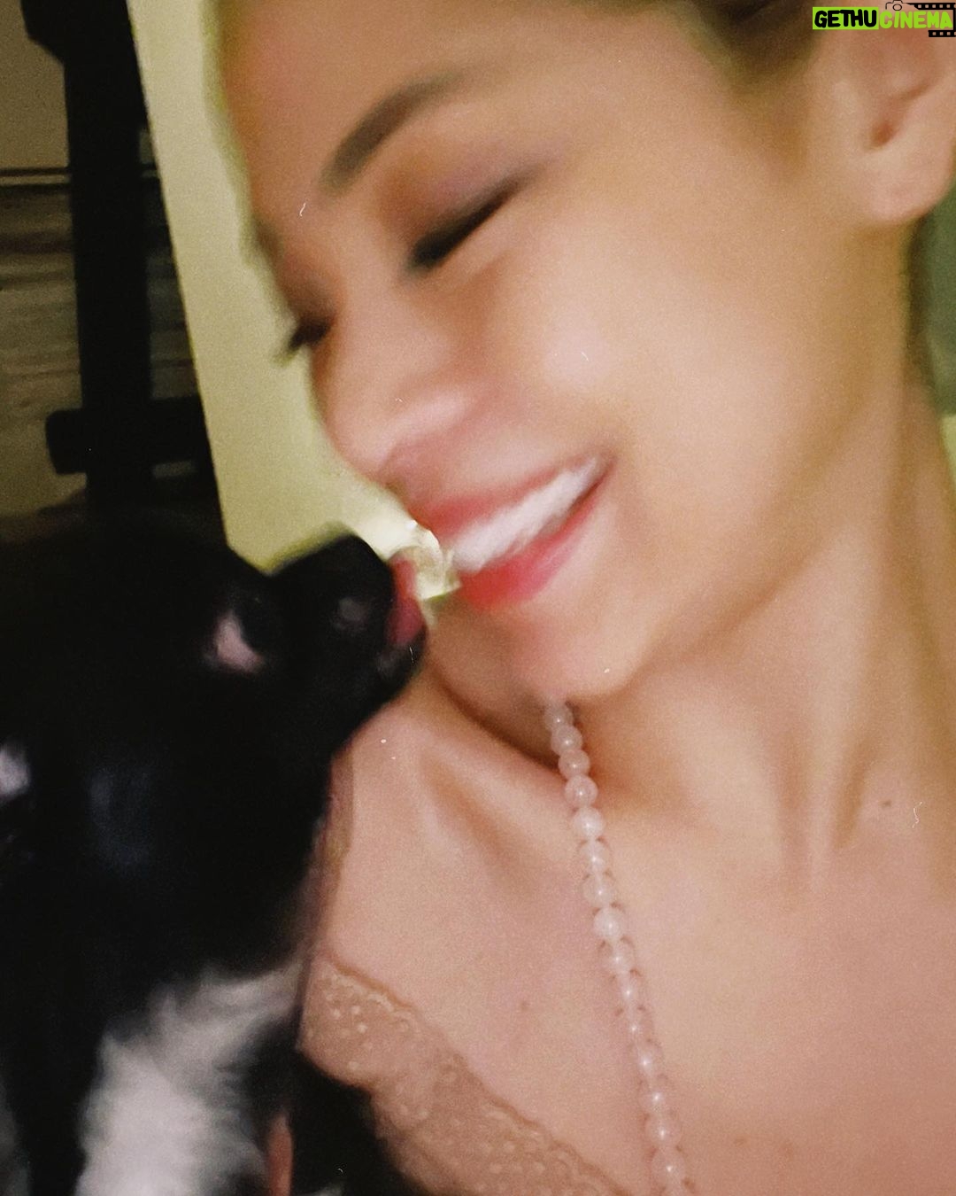 Eva Noblezada Instagram - πͺ©π«Άπ½π―οΈπ¦π€ A happy New Year to you all ππ½