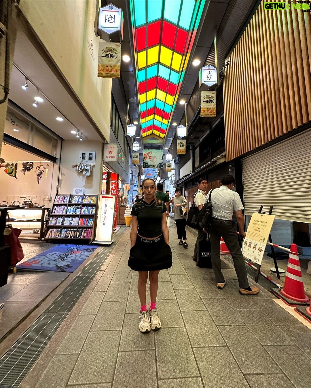 Evaluna Montaner Instagram - Este viaje a Japón me tenía muy nerviosa por varias razones… el vuelo tan largo con Indi (aunque ella es una campeona y viaja muuuy bien), el cambio de horario tan heavy, las caminatas largas con Indi encima, etc. Pero todos mis miedos se me olvidaron cuando me encontré con este país tan fascinante. WOW. Su cultura, sus paisajes, la calidad humana. El sentido de la reverencia y el servicio que tiene la gente definitivamente es algo que yo quiero que se siembre en el corazón de mi hija. Estoy agradecida con Dios por el hecho de que nuestras canciones nos hayan traído hasta acá, a la locura de estar cantando en frente de miles de personas taaaan lejos de casa. Eso. Los amo. Bai ✌🏼